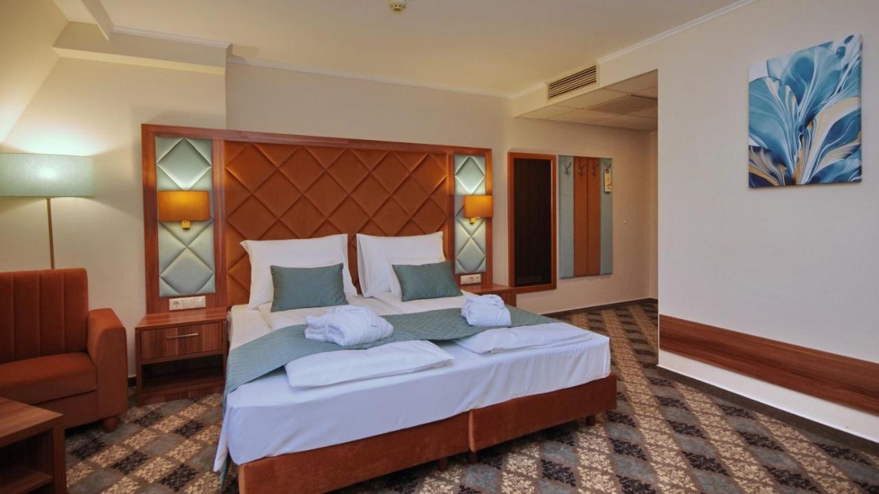 Wellness Hotel Gyula Exterior photo