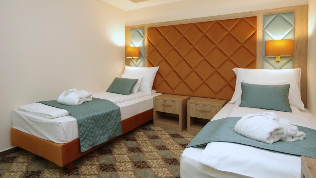 Wellness Hotel Gyula Exterior photo
