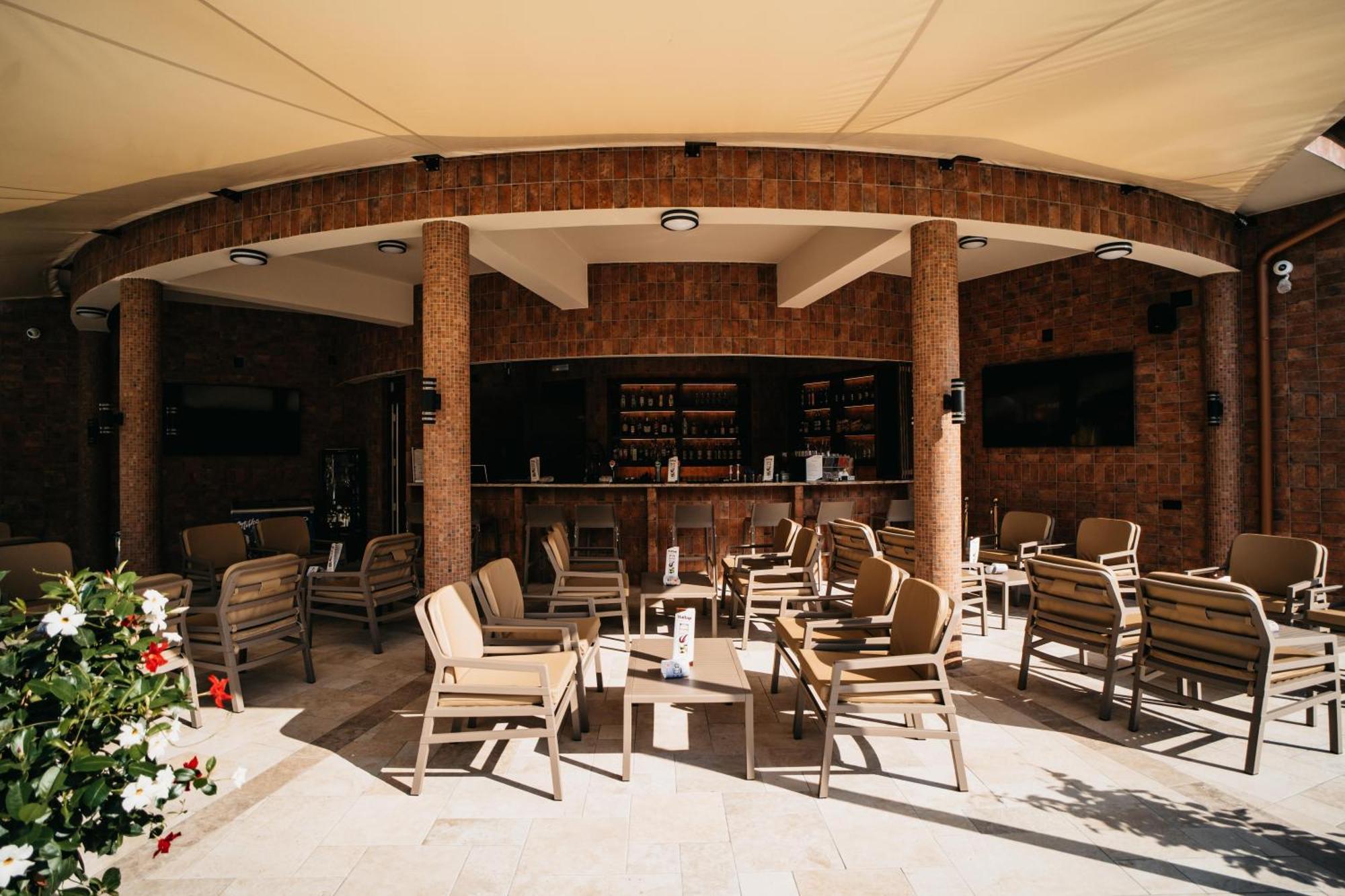 Wellness Hotel Gyula Exterior photo
